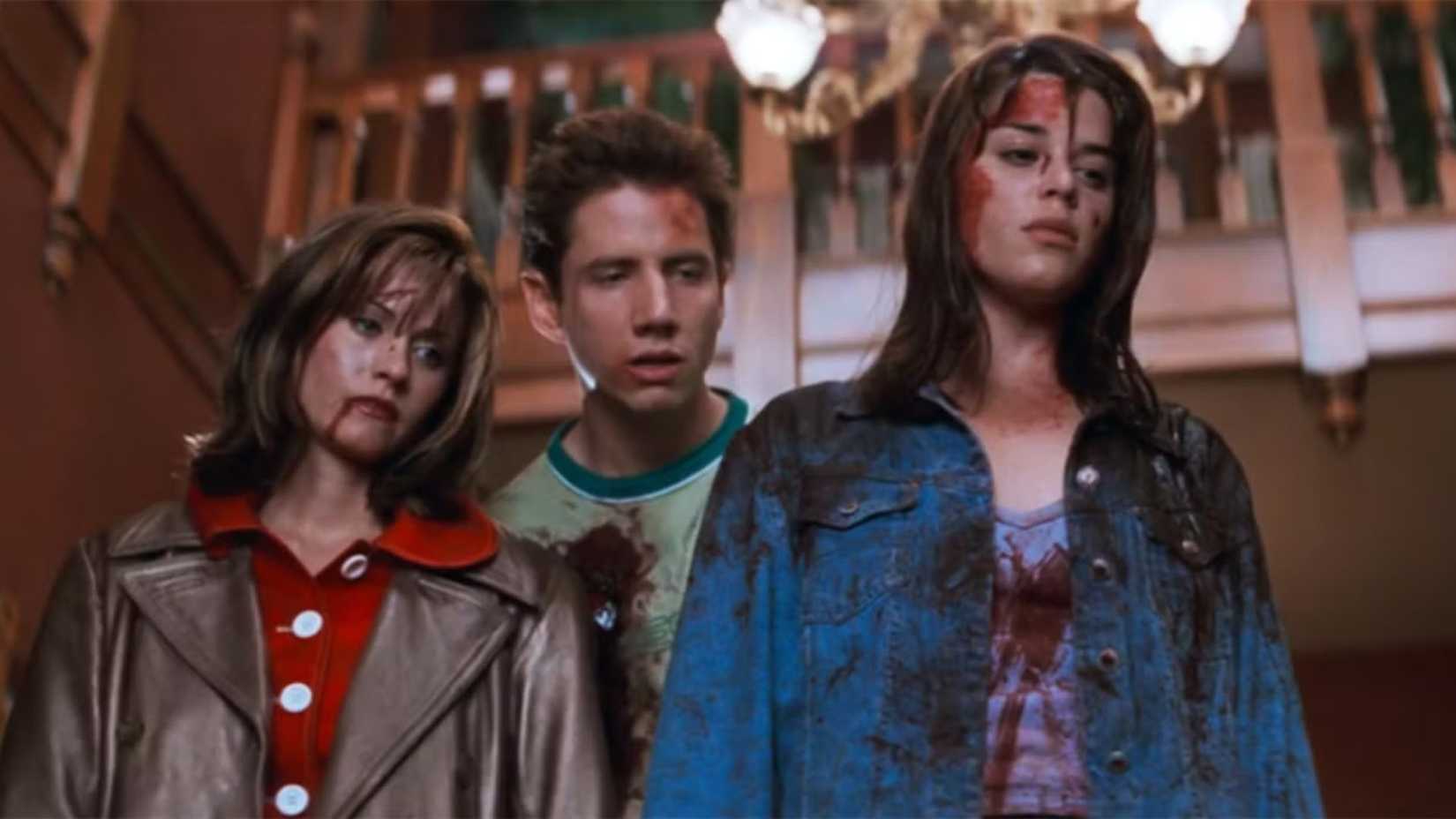 Gale, Randy e Sidney cobertos de sangue seco, com cara de irritados em Pânico (1996).