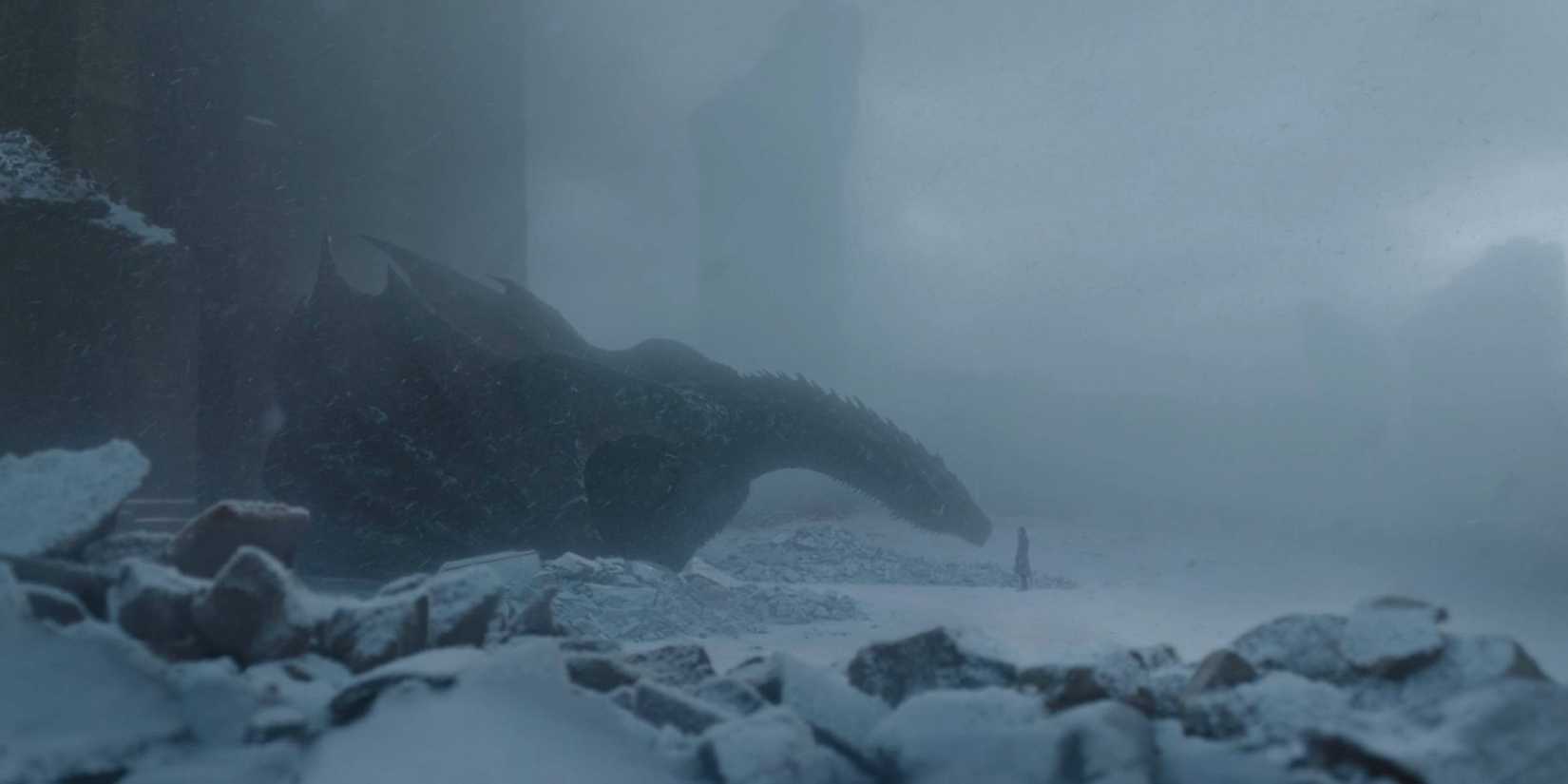 Drogon em Game of Thrones, cheirando Daenerys.