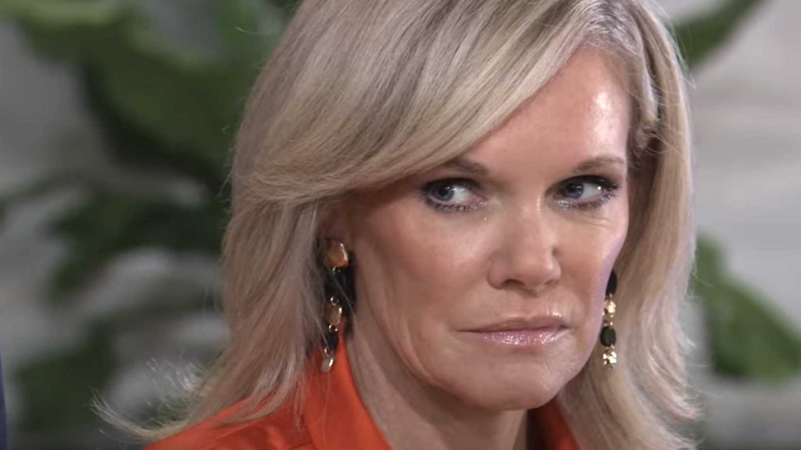 Ava Jerome, personagem de General Hospital, com expressão zangada