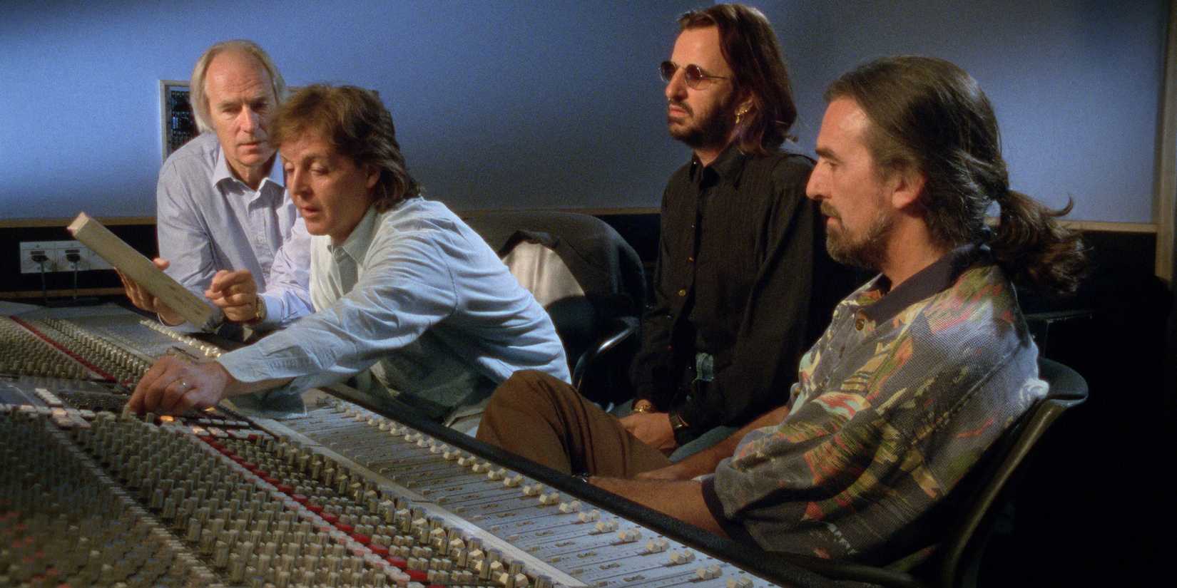 George Martin, Paul McCartney, Ringo Starr e George Harrison em mesa de som durante a gravação de The Beatles Anthology.