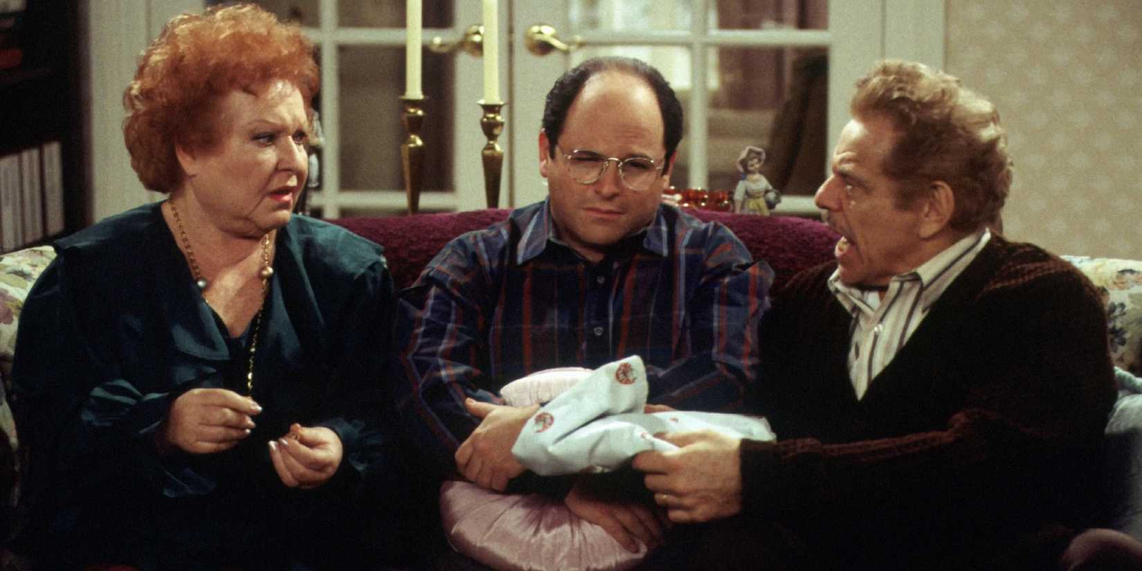 George sitzt mit seinen Eltern in Seinfeld
