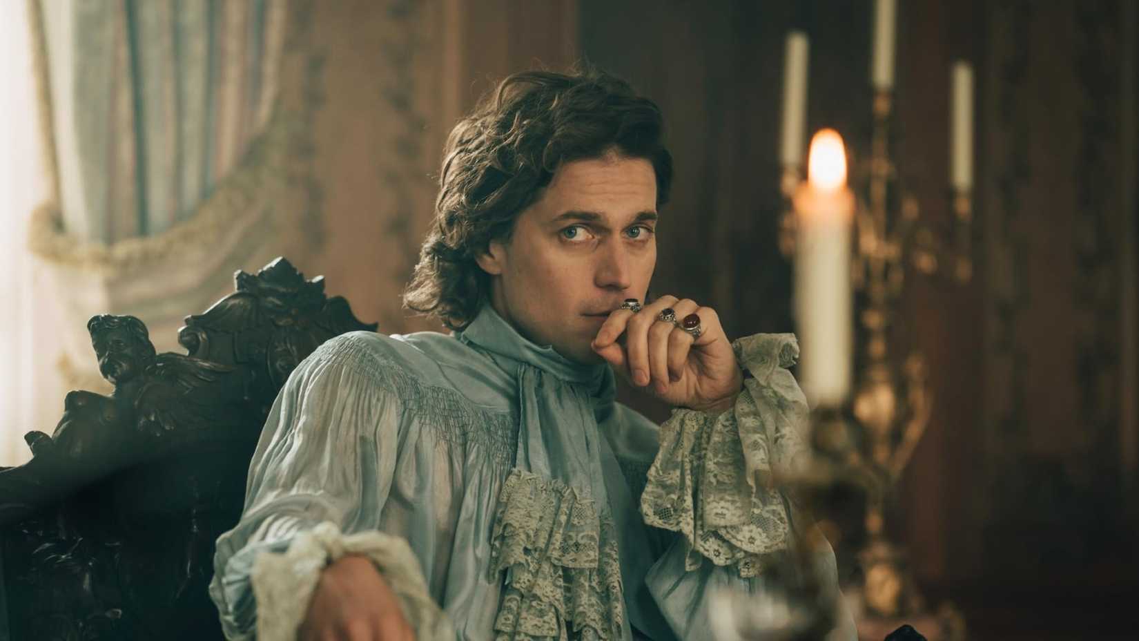 Gercourt com expressão séria em The Seduction