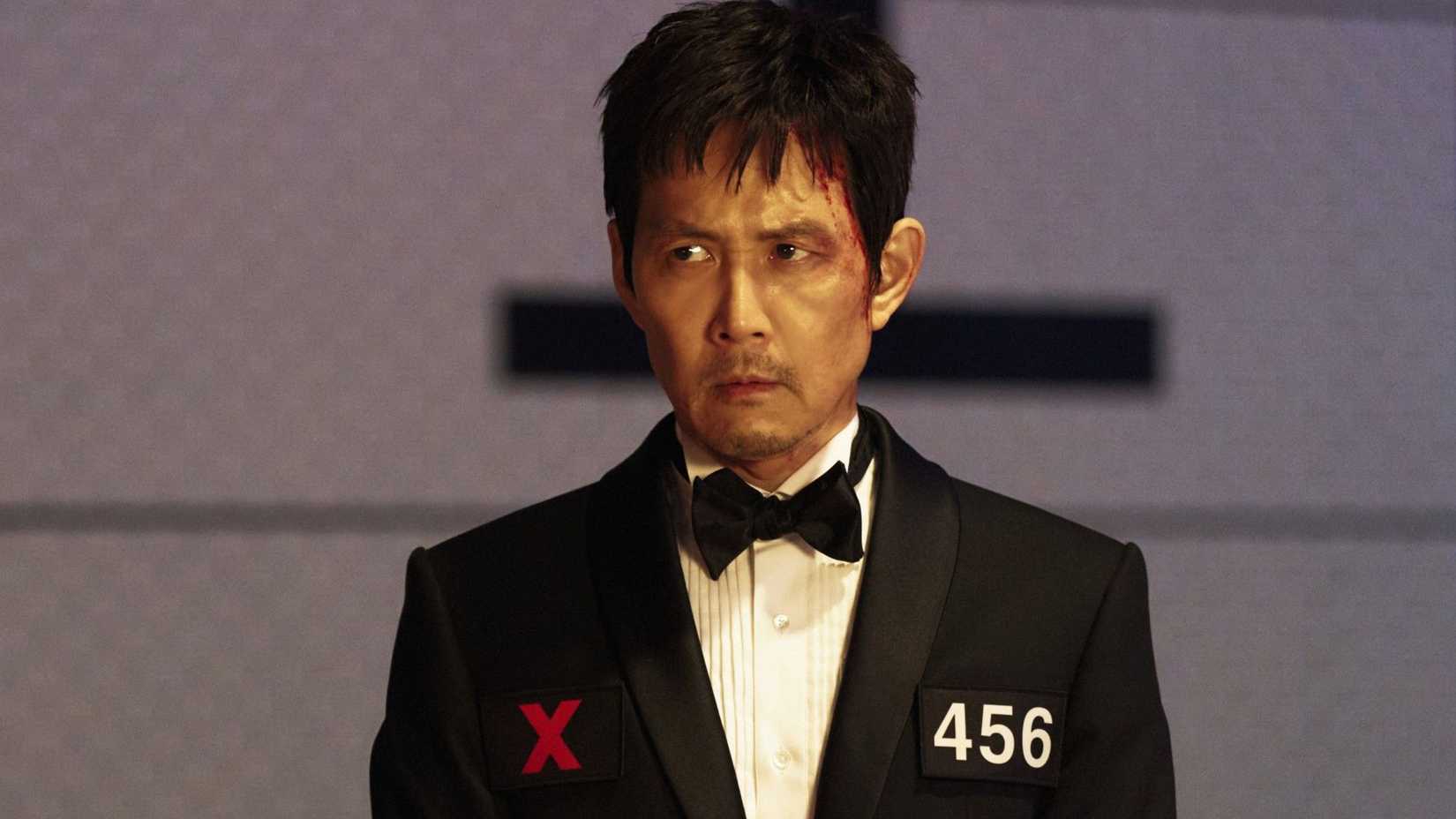 Gi-hun com raiva em um smoking em Squid Game