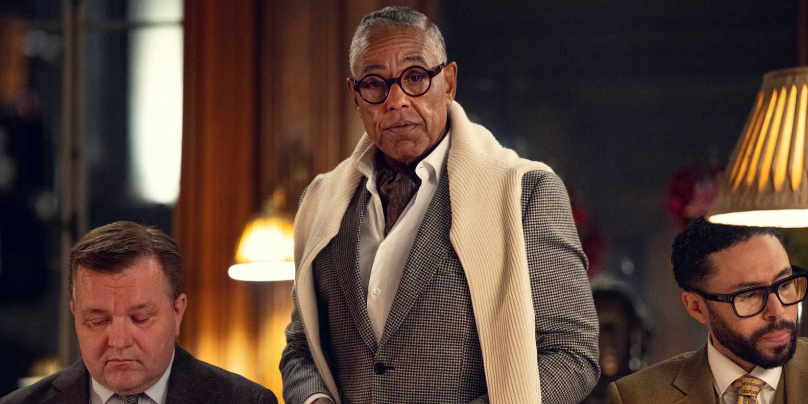 Giancarlo Esposito como Stanley Johnston em The Gentlemen