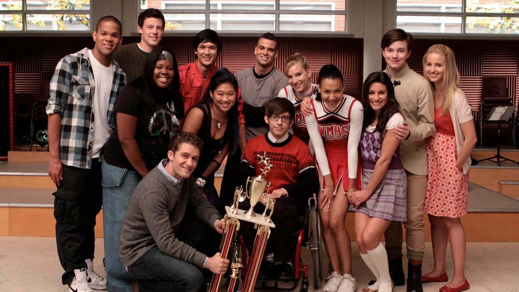 Elenco de Glee em cena musical