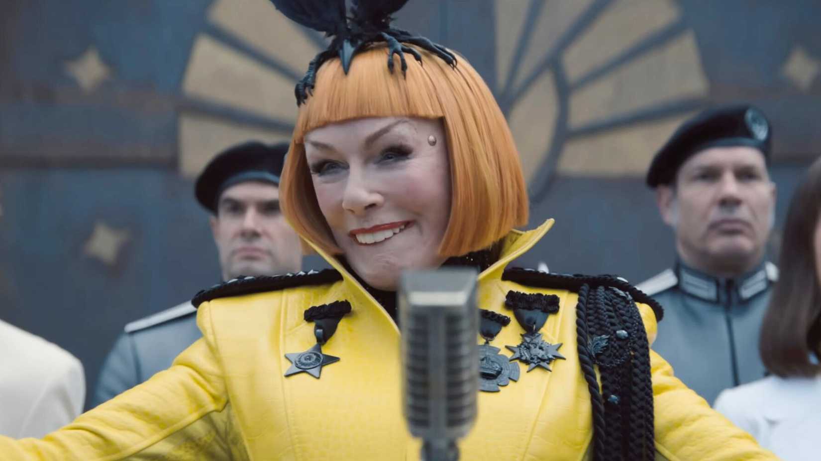 Glenn Close como Drusilla Sickle na colheita em Jogos Vorazes: A Cantiga dos Pássaros e das Serpentes