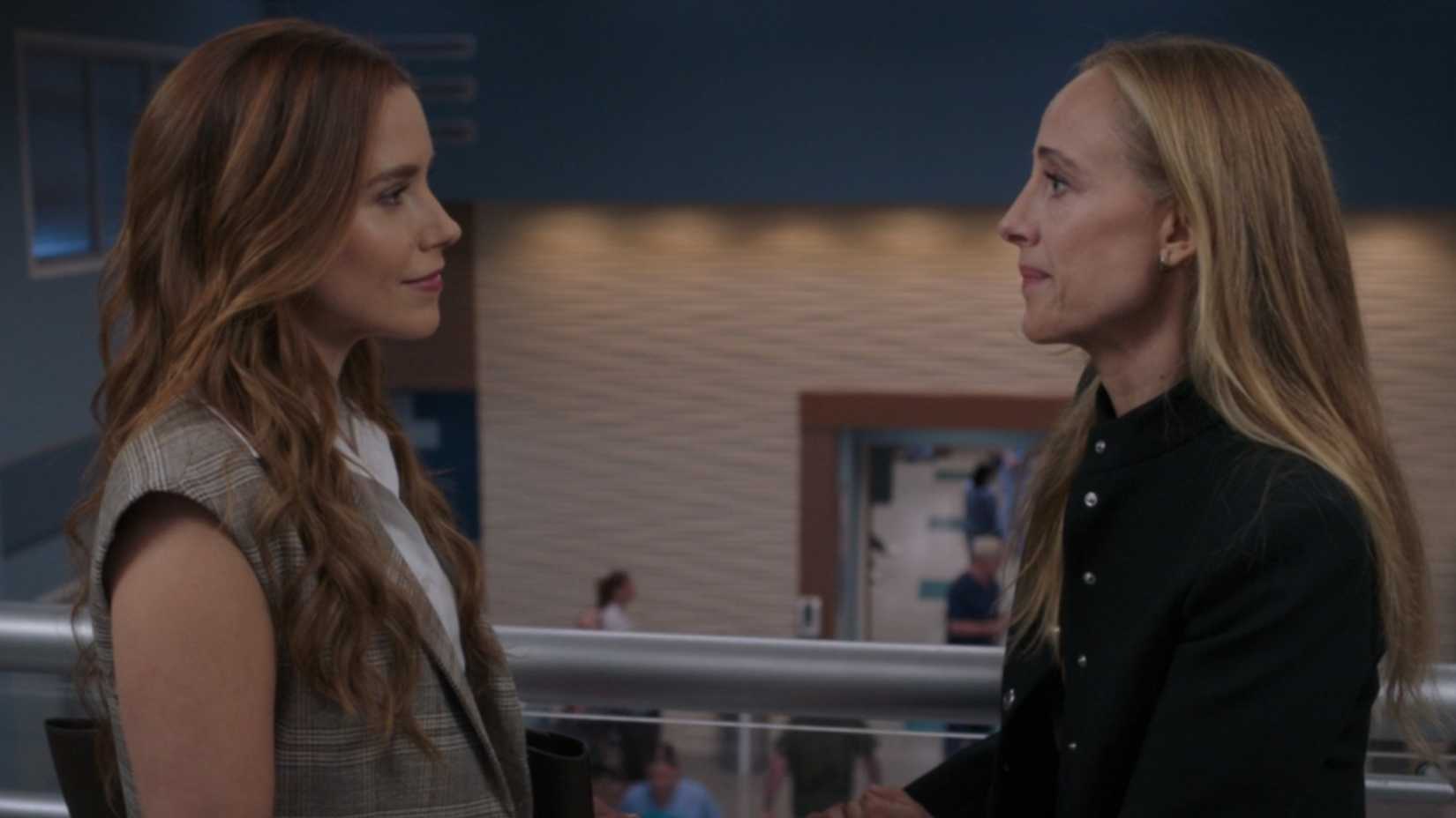 Grey's Anatomy Sophia Bush (Cass Beckman) e Kim Raver (Teddy Altman) conversando no hospital