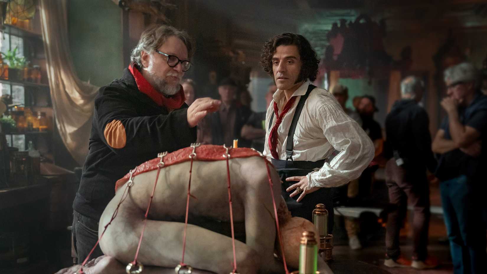 Guillermo del Toro e Oscar Isaac no set de Frankenstein