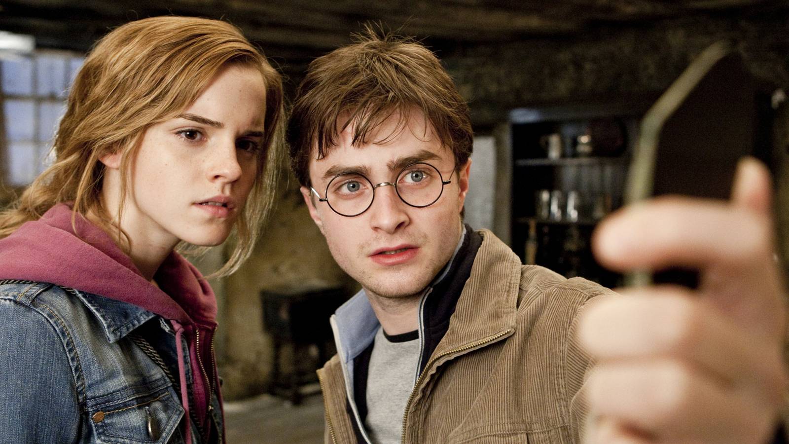 Harry and Hermione looking at a mirror in Harry Potter