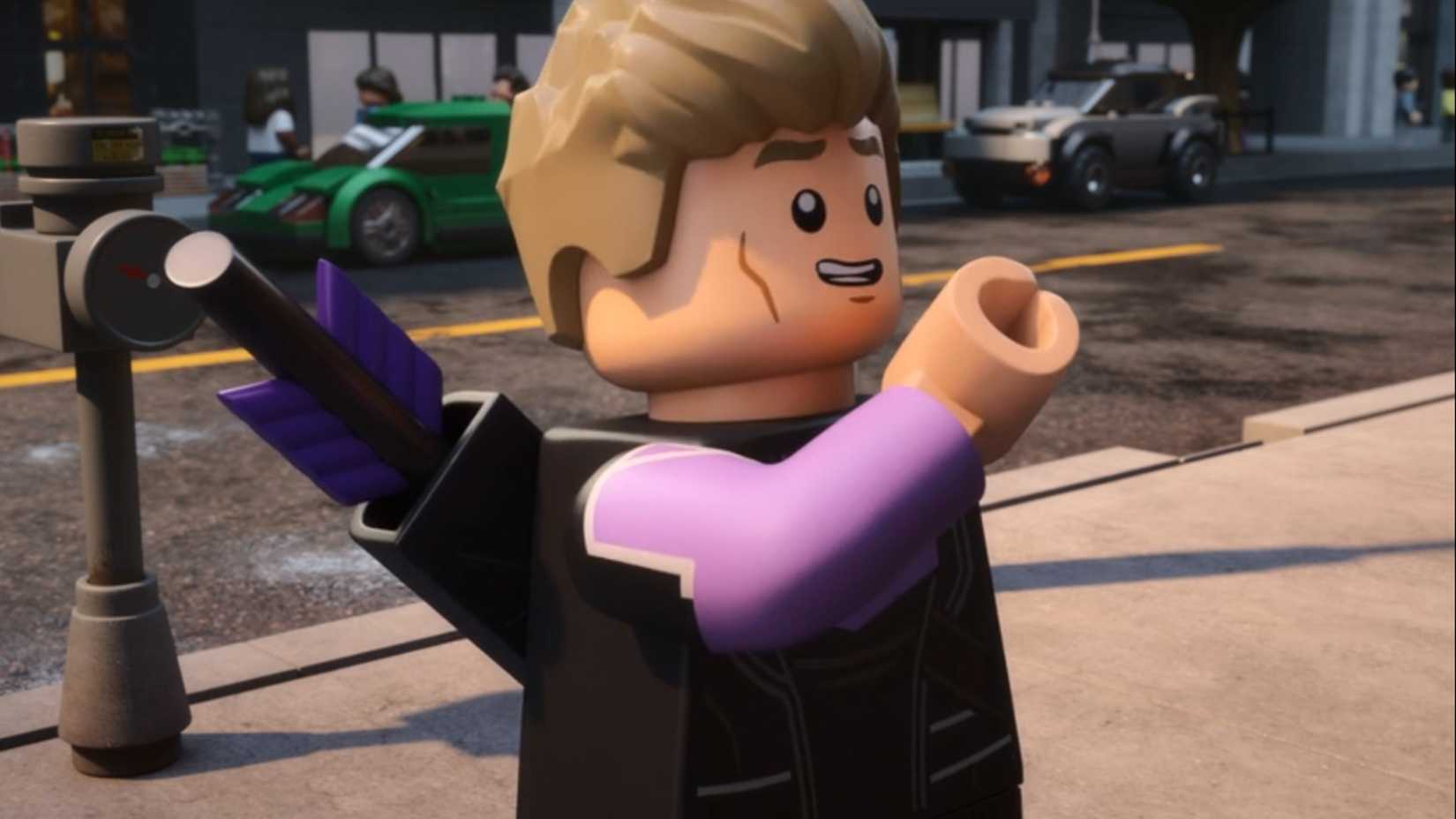 Gavião Arqueiro com um braço erguido em Lego Marvel Avengers Strange Tails