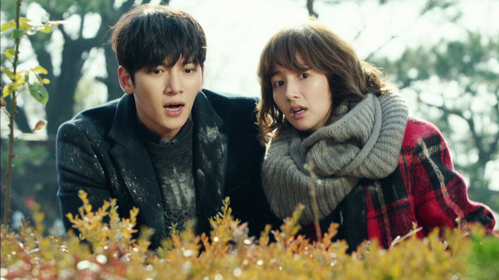 Dois personagens chocados no K-drama Healer