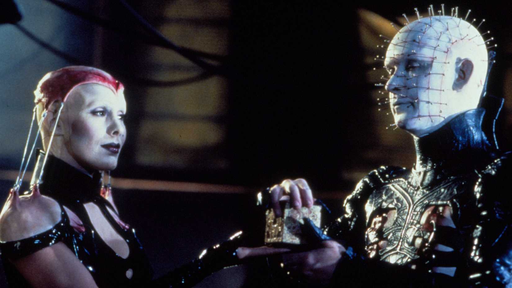 Pinhead e uma cenobita feminina seguram a Configuração do Lamento em Hellraiser: Bloodline