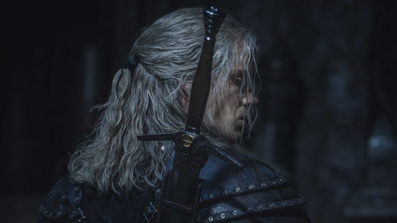 henry cavill as geralt of rivia seen from behind in the witcher season 2
