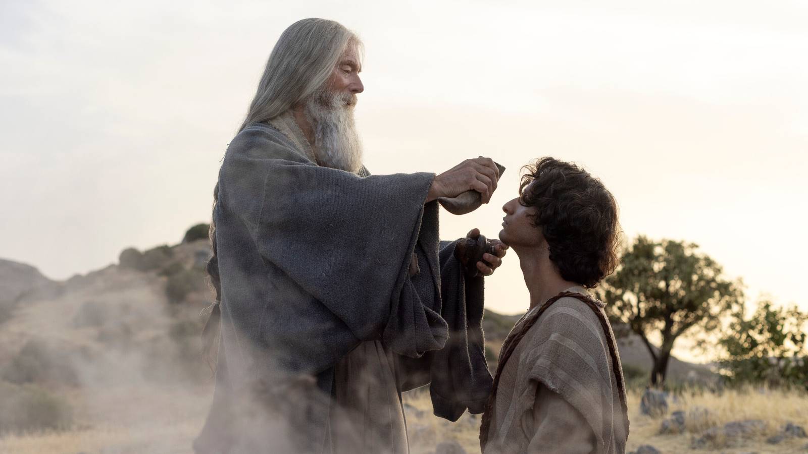 Stephen Lang als Samuel der Prophet und Michael Iskander als David in „House of David“.