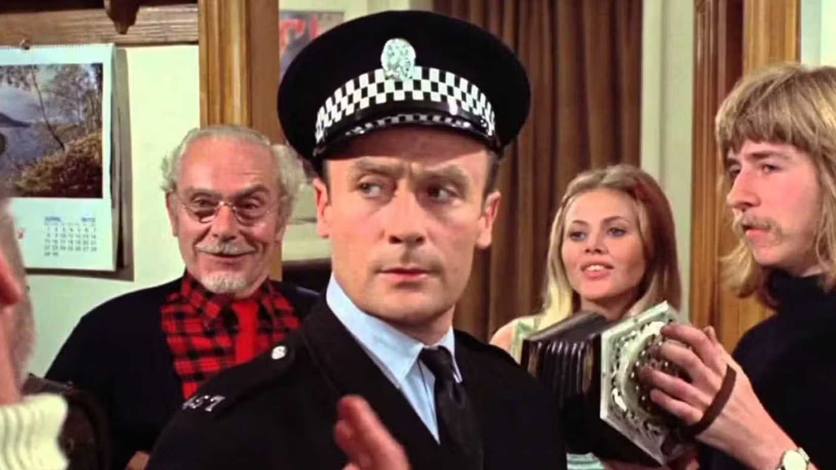 Howie investiga o pub em The Wicker Man