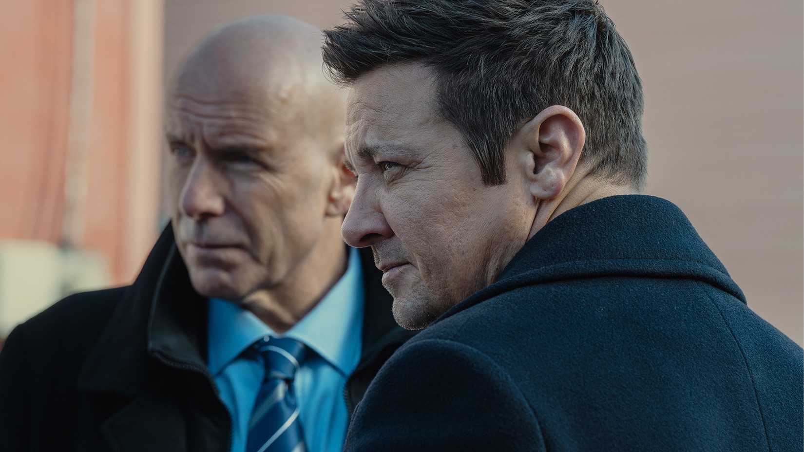 Hugh Dillon como Ian e Jeremy Renner como Mike McLusky em Mayor of Kingstown temporada 4