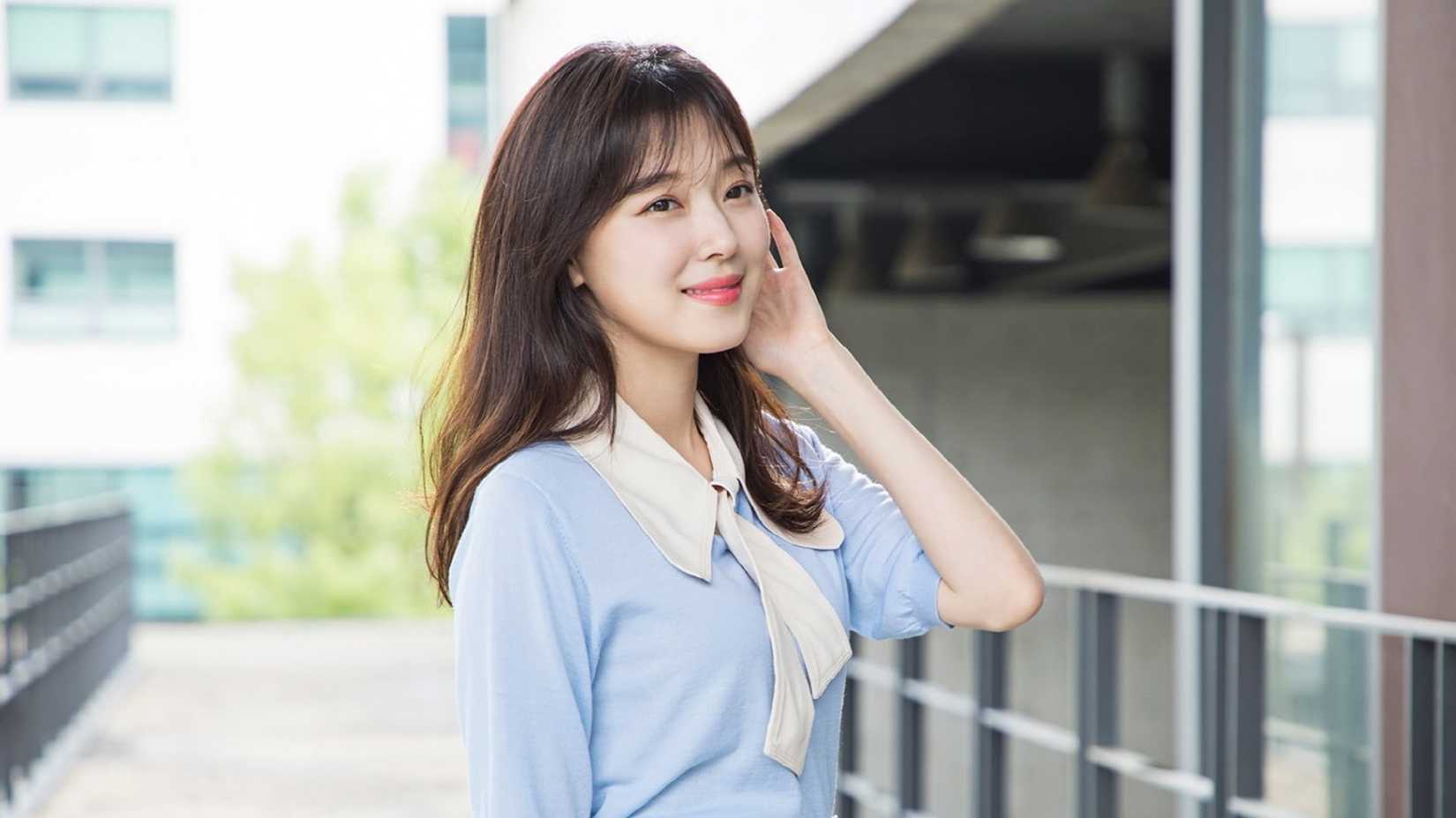 Jo Woo-ri como Hyun Soo-ah em My ID Is Gangnam Beauty.