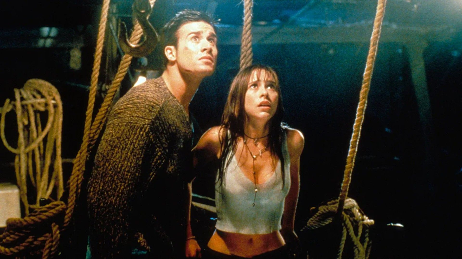 Jennifer Love Hewitt and Freddie Prinze Jr look up in fear in I Know What You Did Last Summer