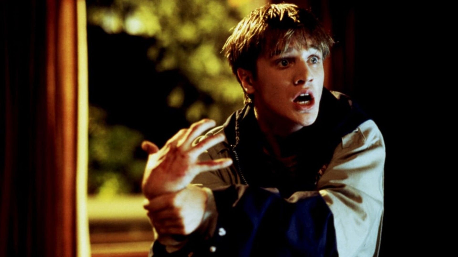 Devon Sawa fights with his possessed hand in Idle Hands