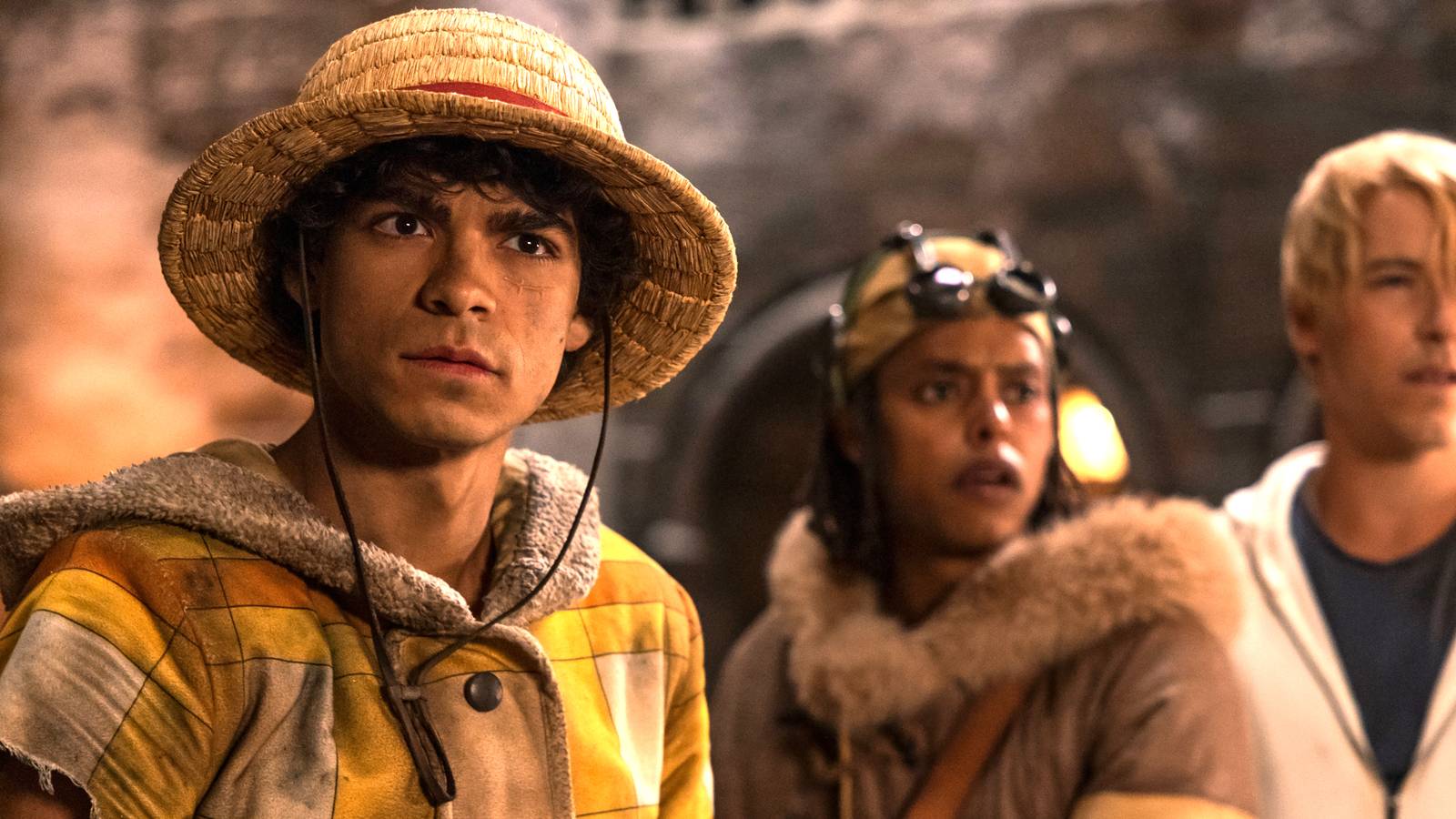 Iñaki Godoy's Luffy looking curiously with Usopp and Sanji behind him in winter clothing in One Piece season 2