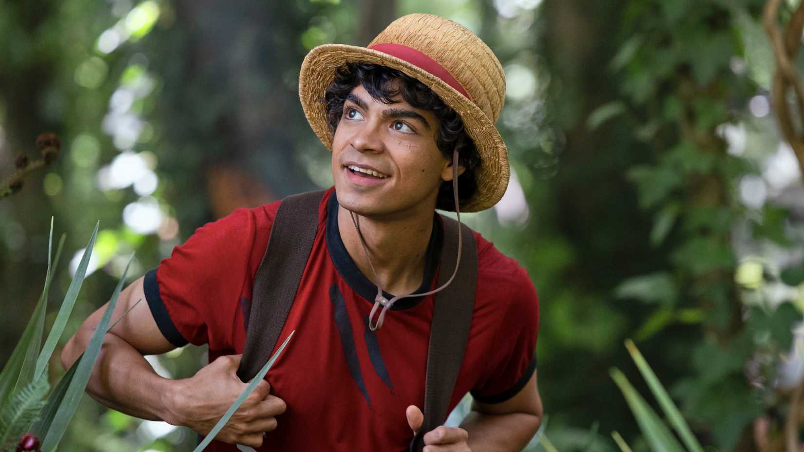 Inaki Godoy dans le rôle de Luffy levant les yeux et souriant dans la saison 2 de One Piece