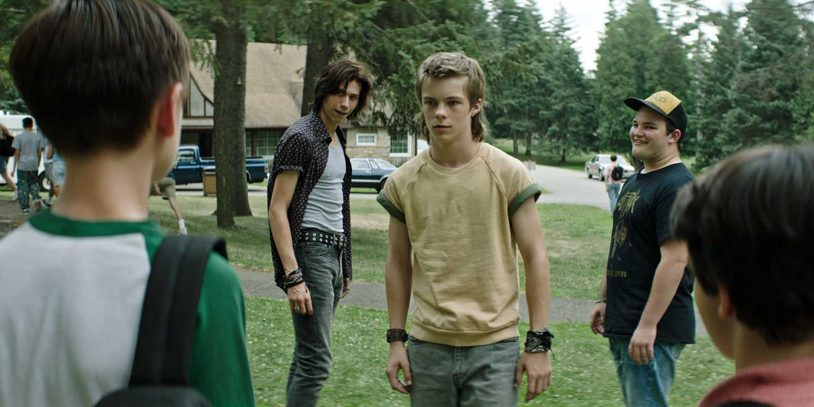 Henry Bowers (Nicholas Hamilton) caminhando ameaçadoramente em direção ao Clube dos Perdedores em It.