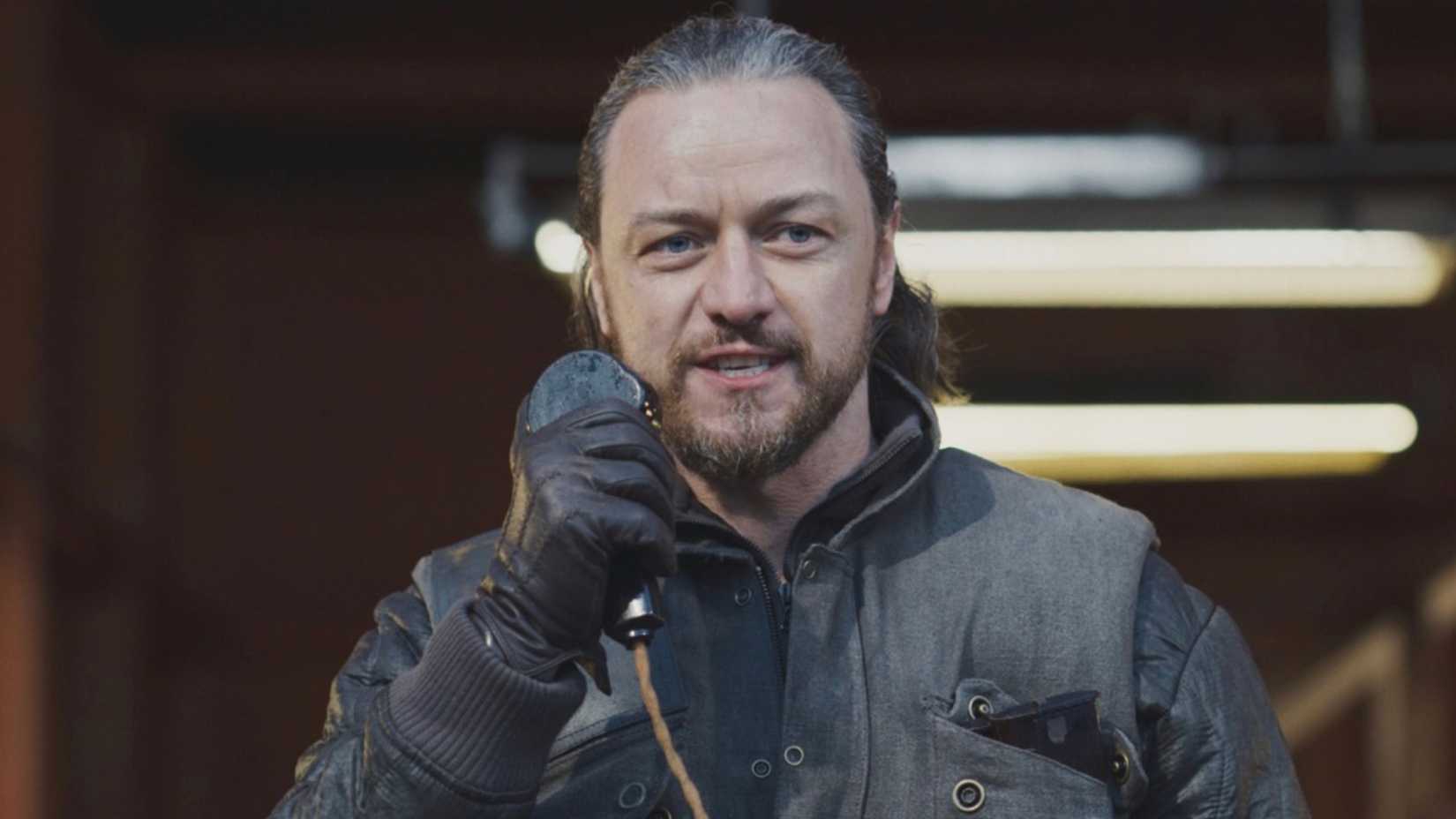 Lord Asriel Belacqua (James McAvoy) segurando algo em His Dark Materials