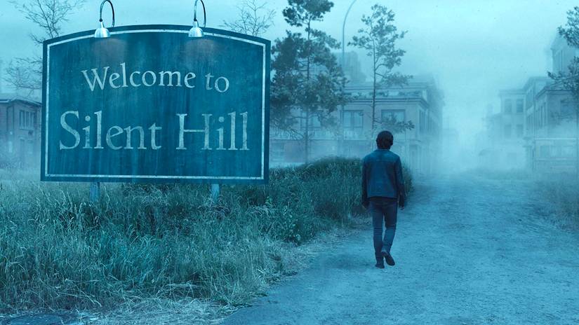 James geht am Schild „Welcome to Silent Hill“ vorbei und kehrt nach Silent Hill zurück
