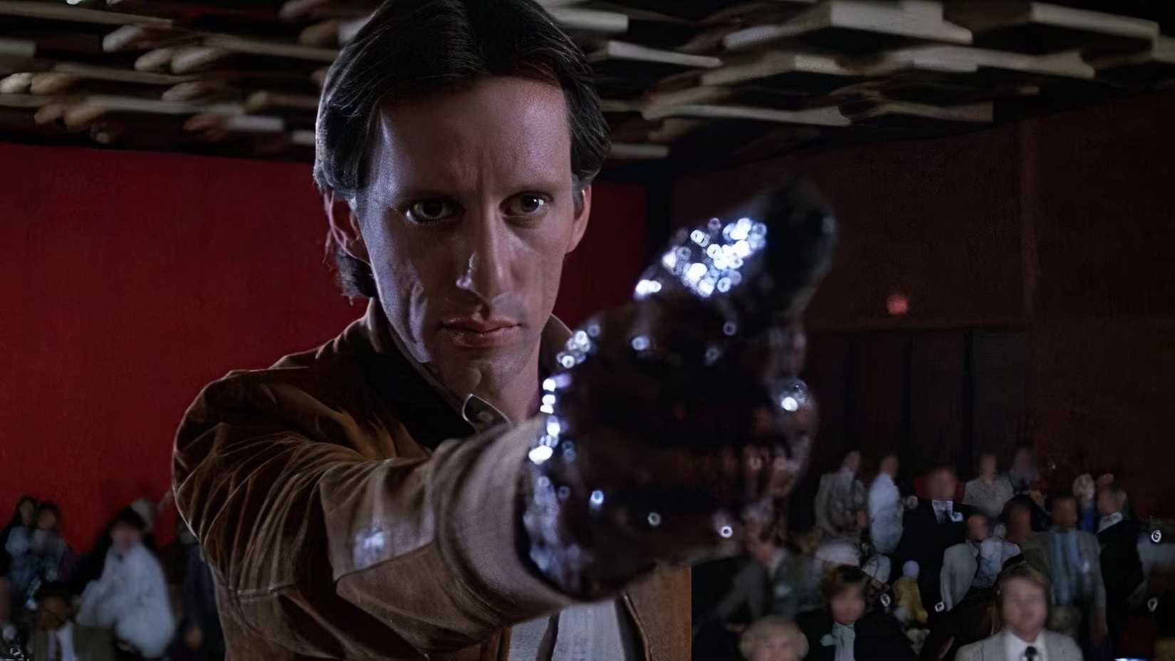 James Woods aponta uma arma para si mesmo com raiva em Videodrome