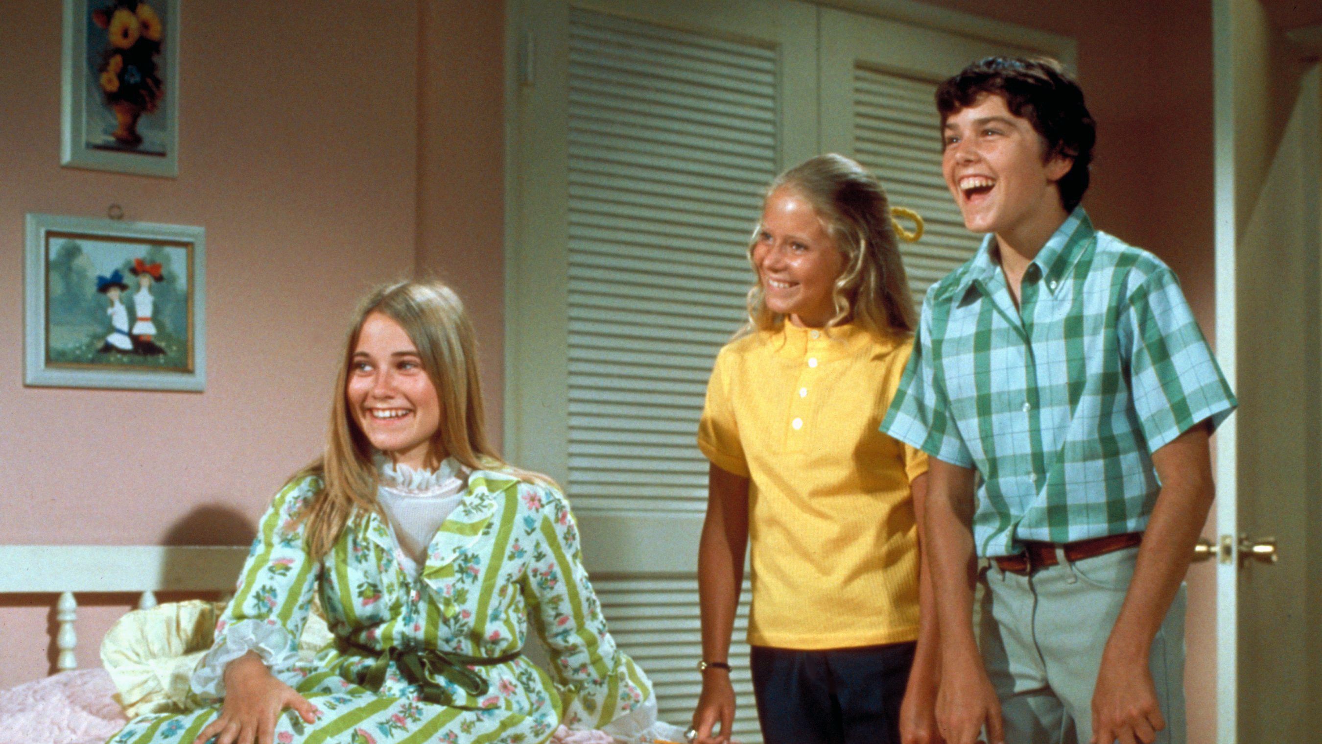 Jan e Marcia sorridenti in The Brady Bunch