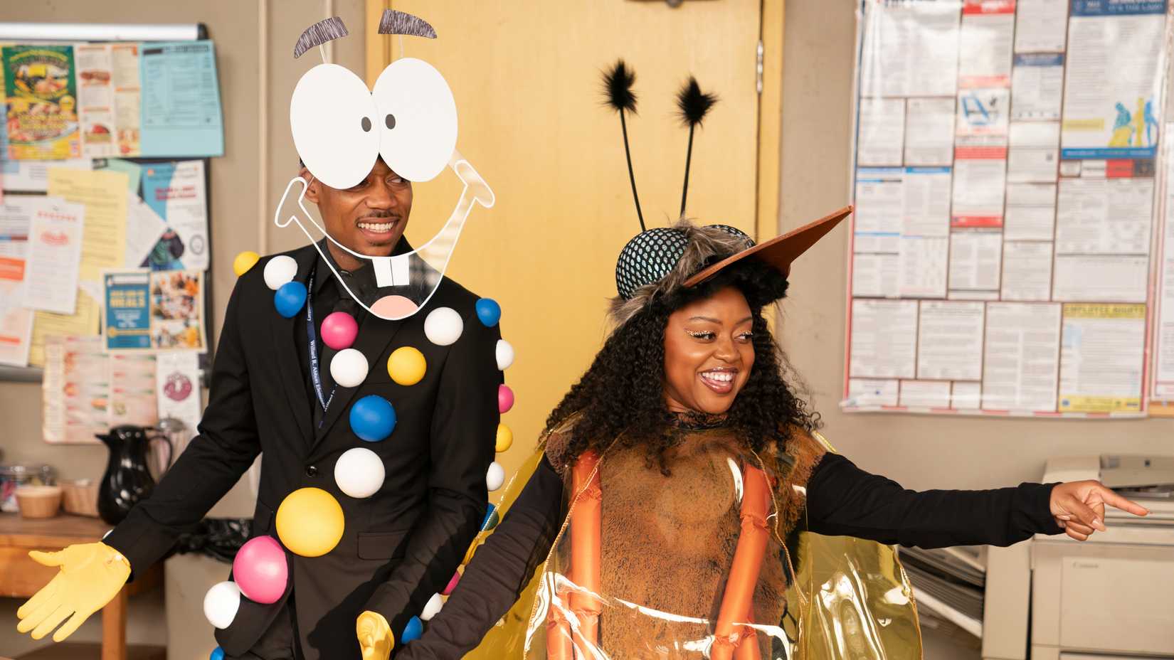 Janine e Gregory com fantasias de Halloween em Abbott Elementary