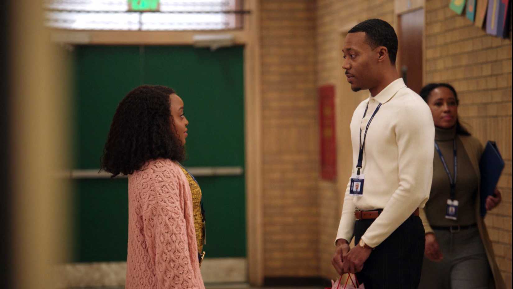 Janine e Gregory no corredor em Abbott Elementary