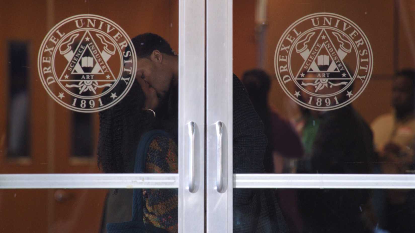 Janine e Gregory se beijando em Abbott Elementary