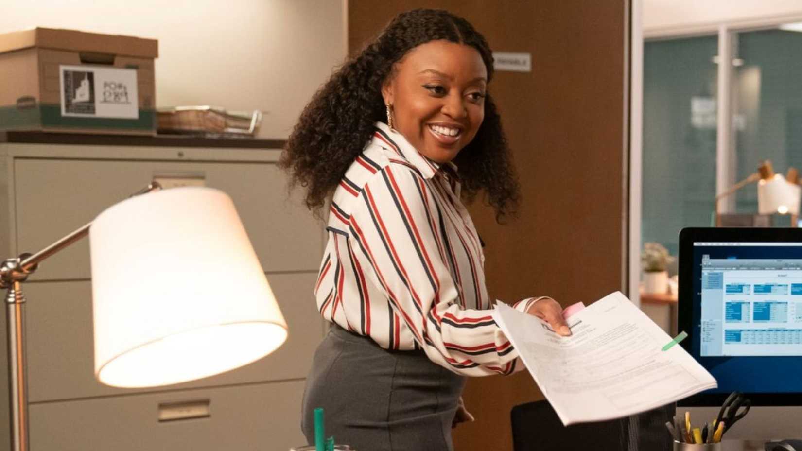 Janine Teagues em Abbott Elementary, trabalhando no distrito escolar.