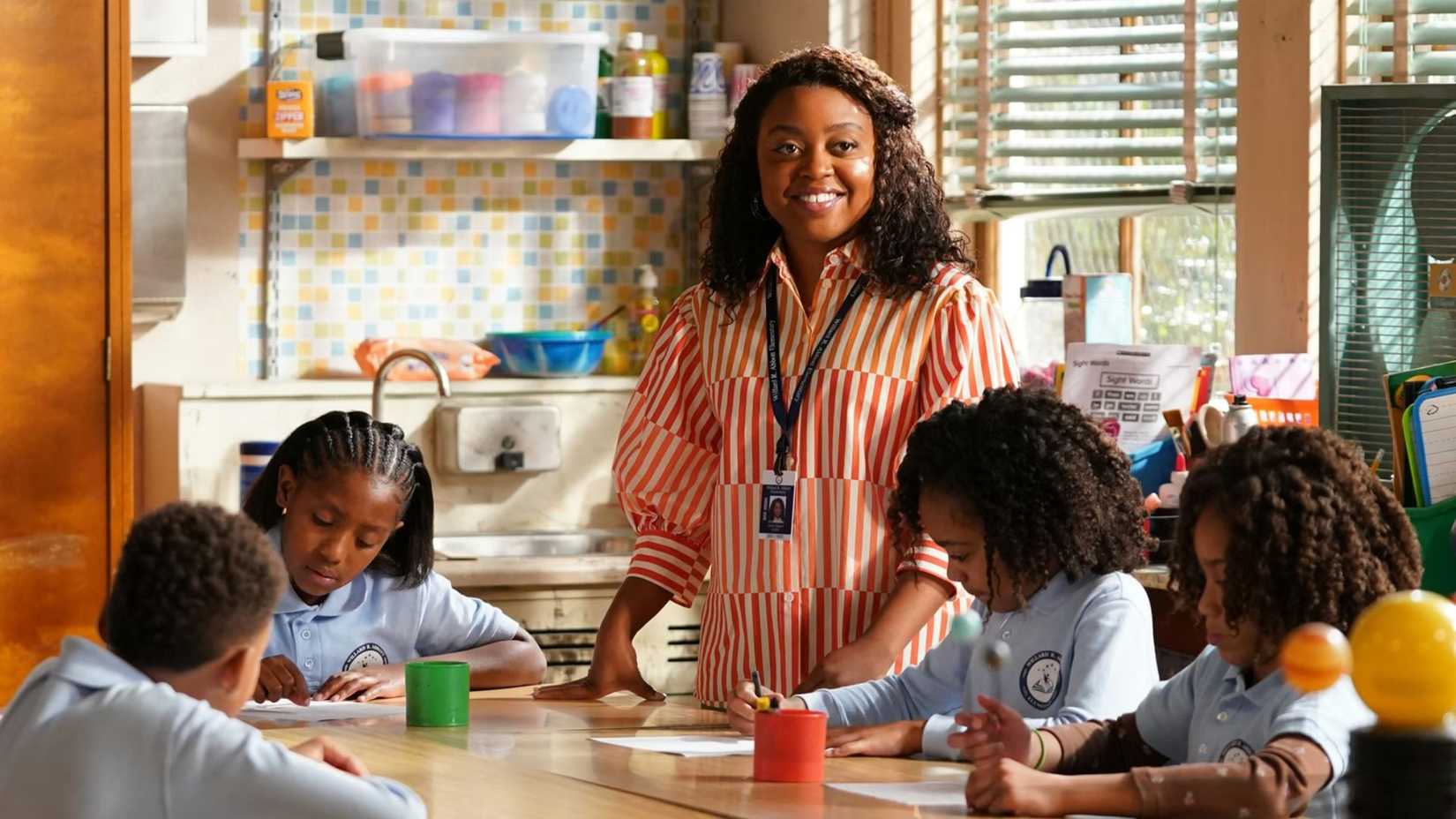Janine sorrindo para seus alunos em Abbott Elementary
