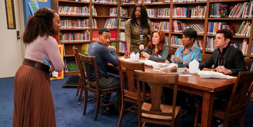 Janine ensinando um jogo a seus colegas em Abbott Elementary