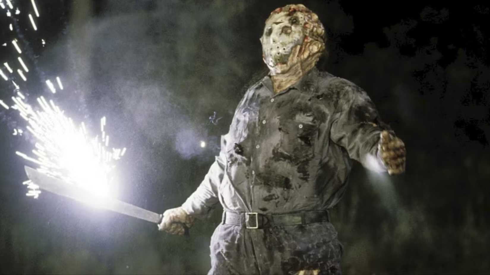 Jason é atingido por eletricidade em Jason Goes To Hell