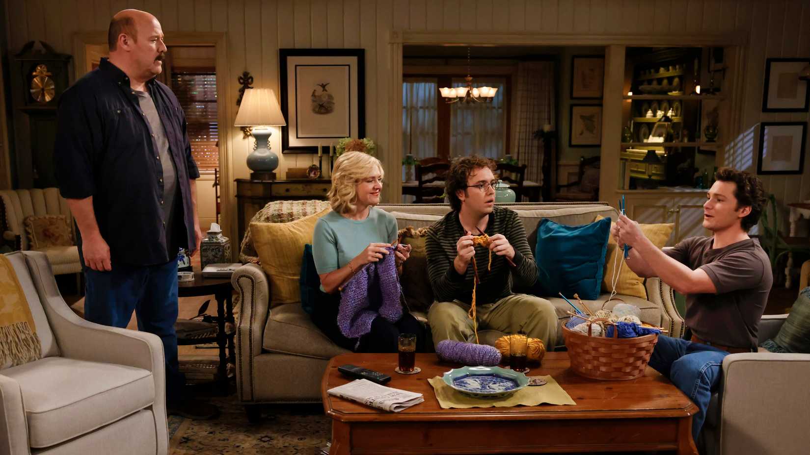 Jim, Audrey, Connor e Georgie tricotando em Georgie & Mandy's First Marriage