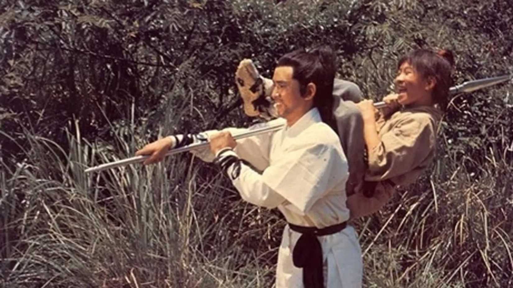 Jimmy Wang Yu carrega uma criança em sua lança em Blood of the Dragon