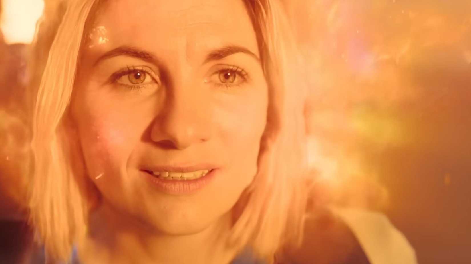 Jodie Whittaker como a décima quarta doutora se regenerando em Doctor Who