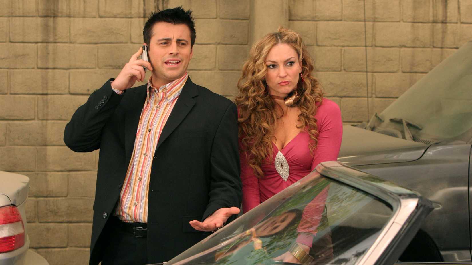 Joey e Gina Tribbiani em cena da série Joey