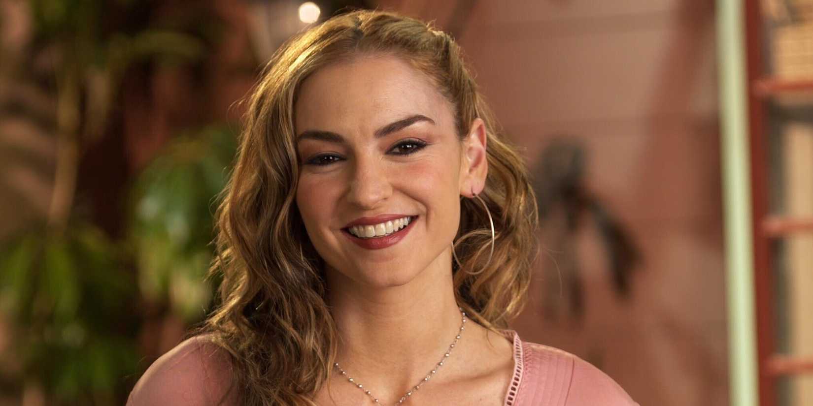 Drea de Matteo como Gina Tribbiani sorrindo.