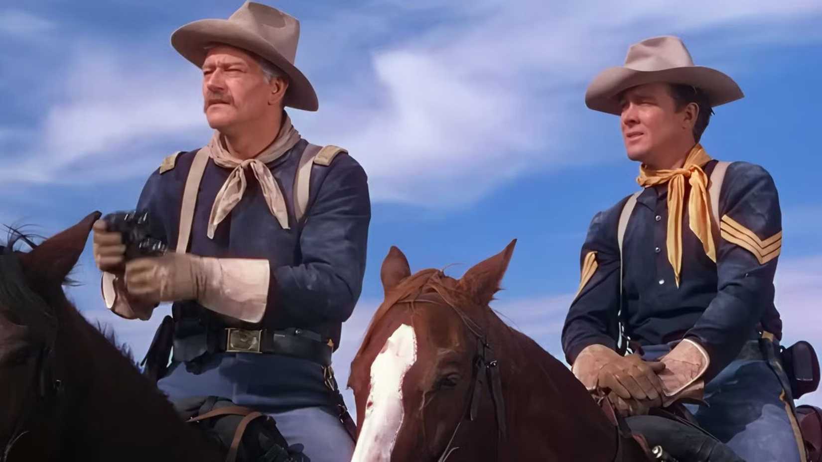 John Wayne e Ben Johnson como Nathan Brittles e Sargento Tyree a cavalo em A Última Caravana