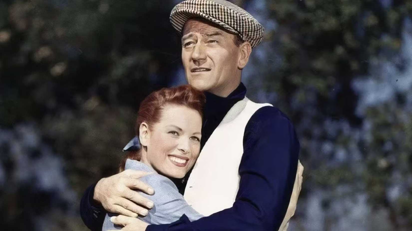 John Wayne e Maureen O'Hara se abraçando em O Homem Tranquilo