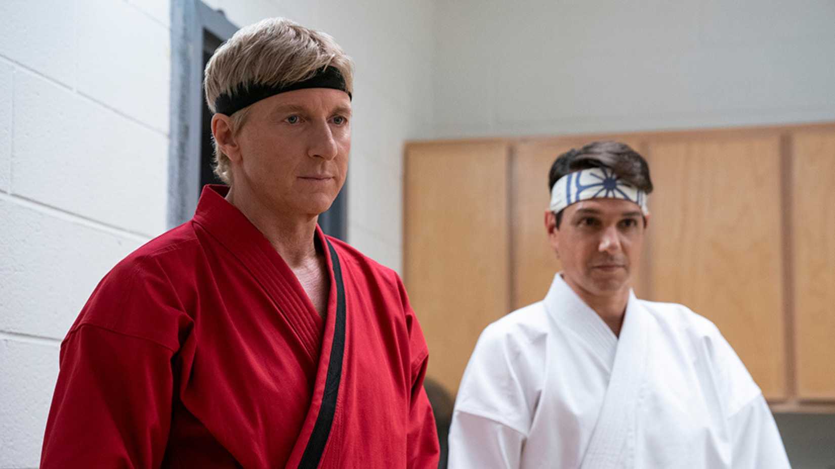 Johnny e Daniel em seus kimonos em Cobra Kai