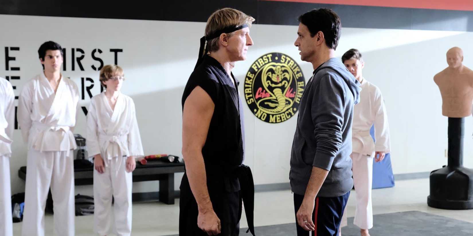 Johnny confrontando Daniel LaRusso em Cobra Kai