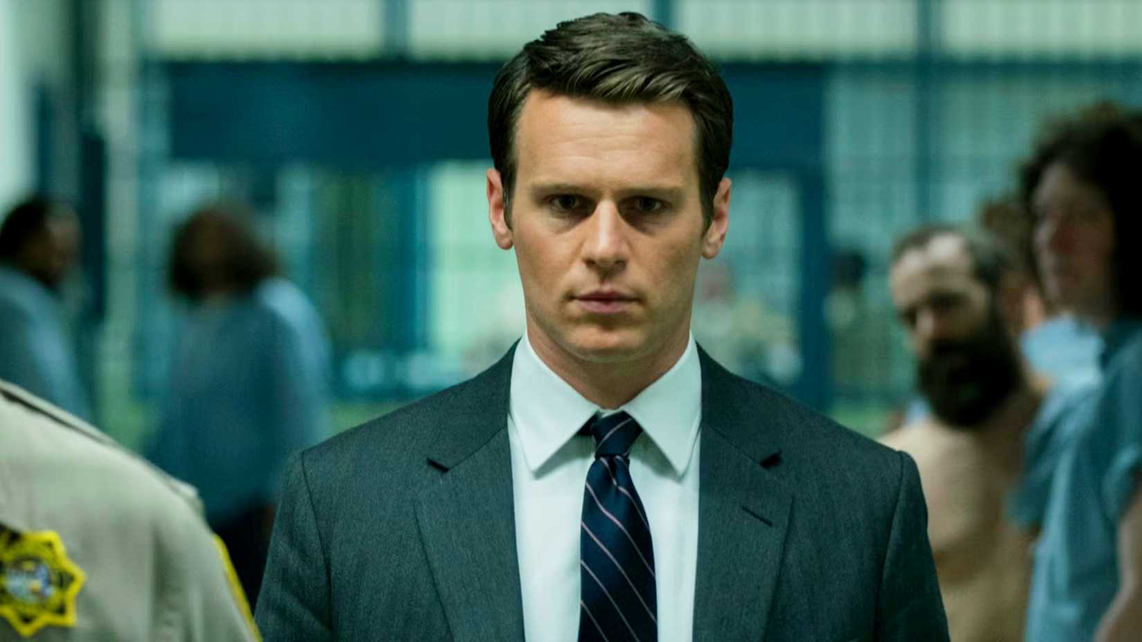 Jonathan Groff sério em um terno em Mindhunter