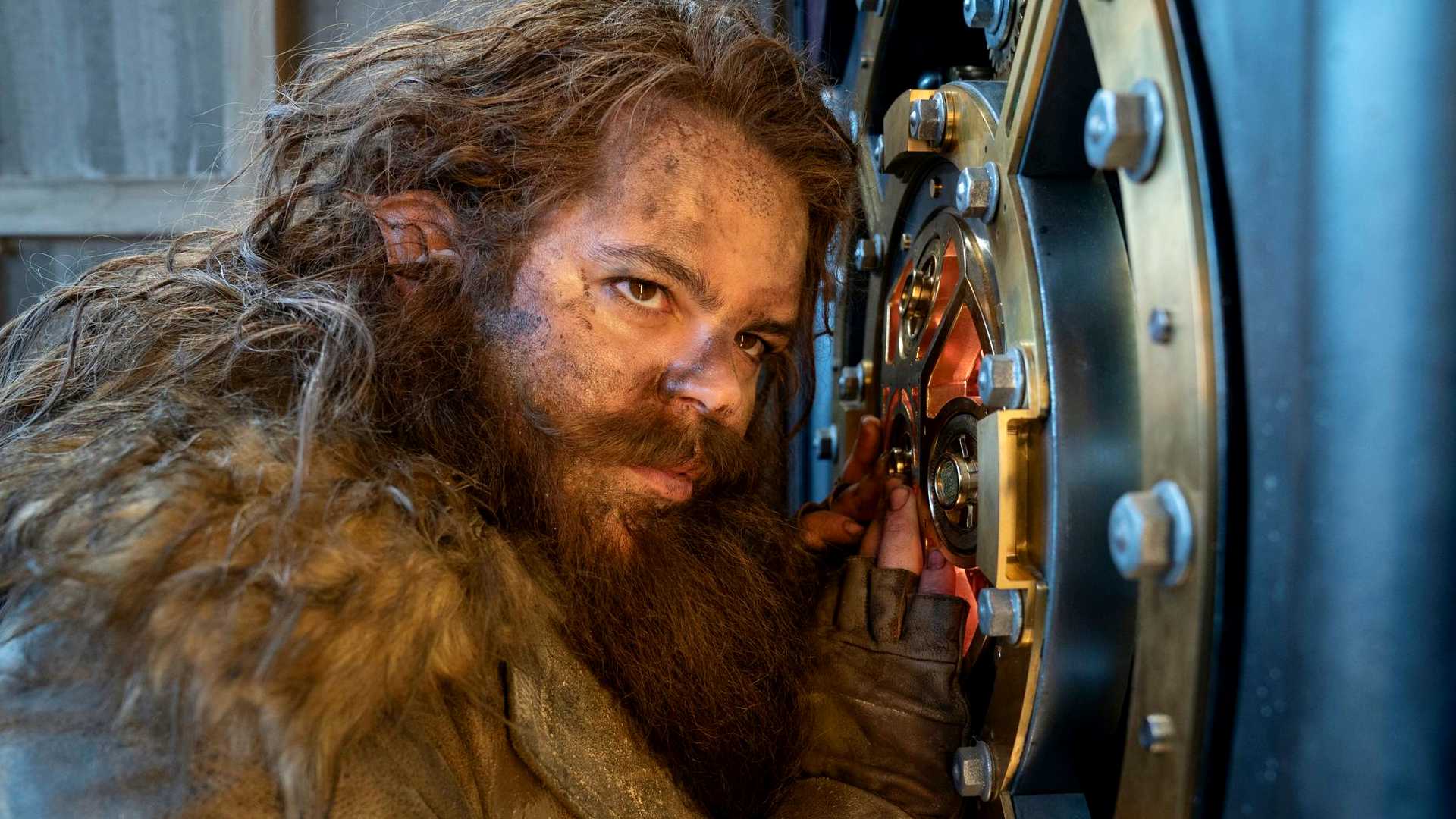 Josh Gad as Mulch Diggums cracking a safe in Artemis Fowl