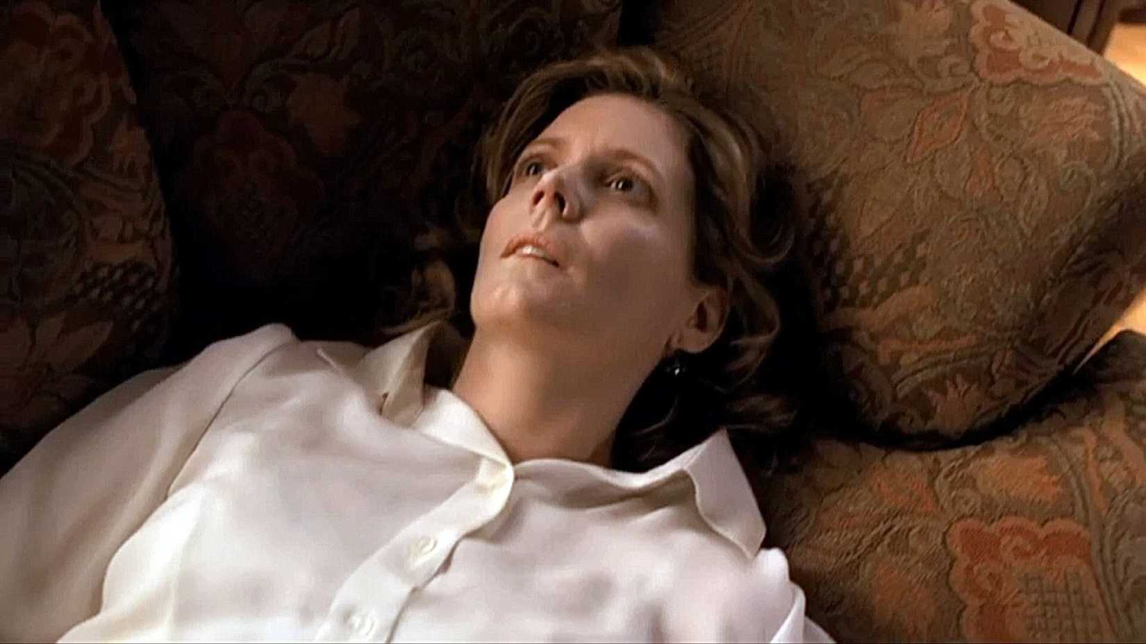 Joyce Summers morta no sofá em Buffy, a Caça-Vampiros