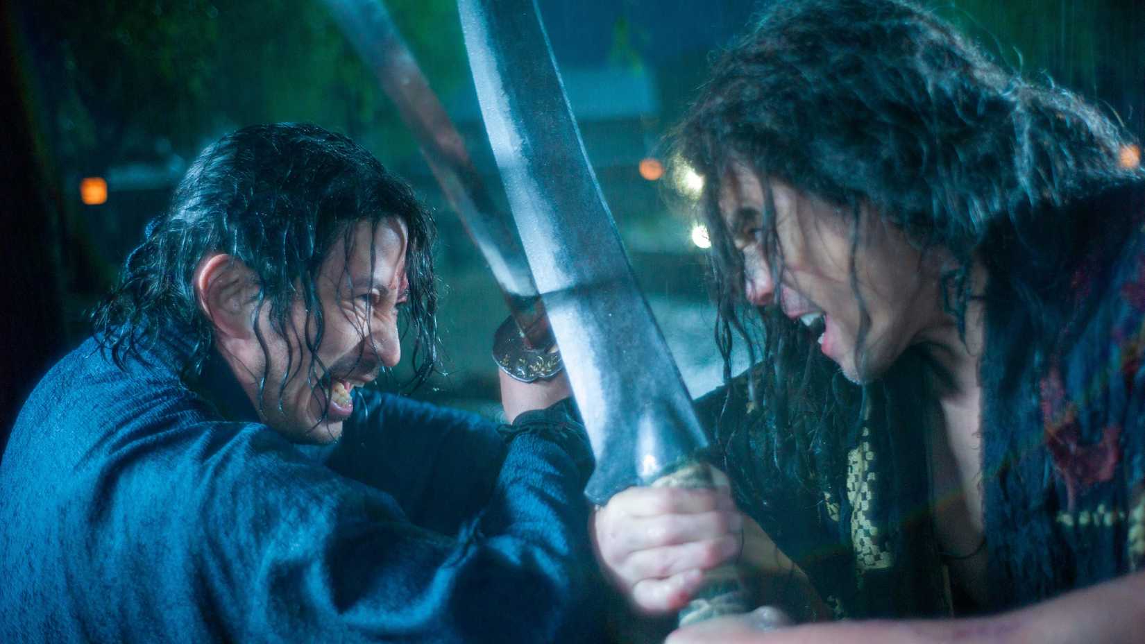 Junichi Okada e Hideaki Ito em cena de luta em Last Samurai Standing